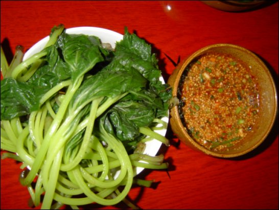 머위쌈은 멸치액젓으로 만든 쌈장이 있어야 제맛이 난다 